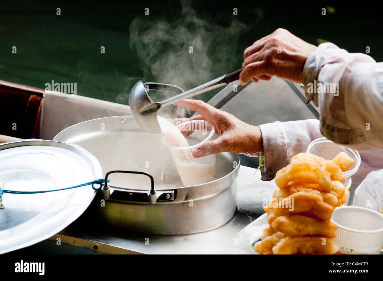 Sojamilch und frittierten Doughsticks sind als ein traditionelles Frühstück in Thailand bekannt. Stockfoto