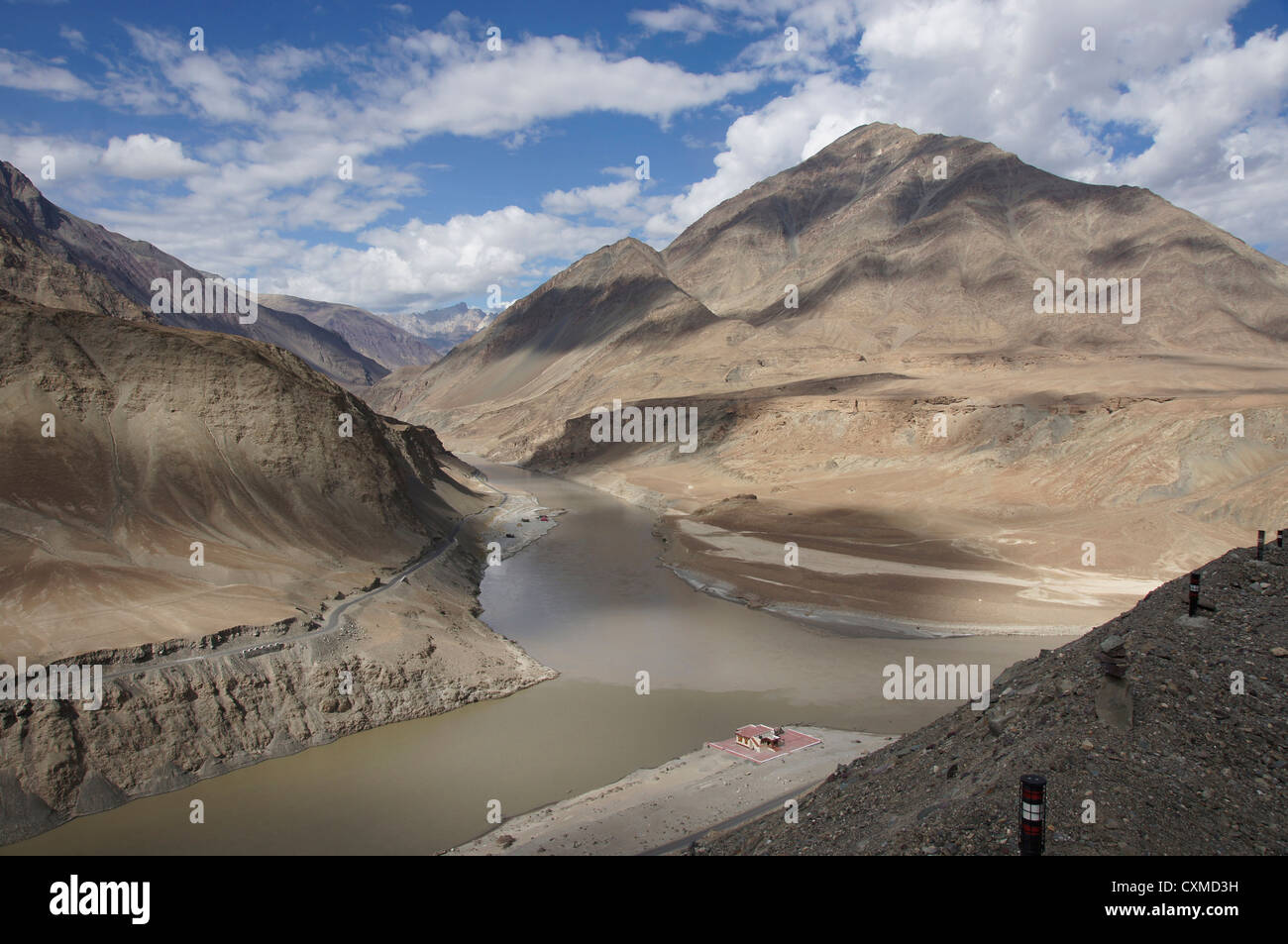 Indus Fluß (vorn) trifft Zanskar-Fluss in der Nähe von Nimu, Srinagar-Leh-Highway, Jammu und Kaschmir, Indien Stockfoto