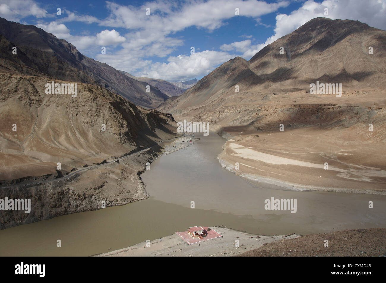 Indus Fluß (links) trifft Zanskar-Fluss in der Nähe von Nimu, Srinagar-Leh-Highway, Jammu und Kaschmir, Indien Stockfoto