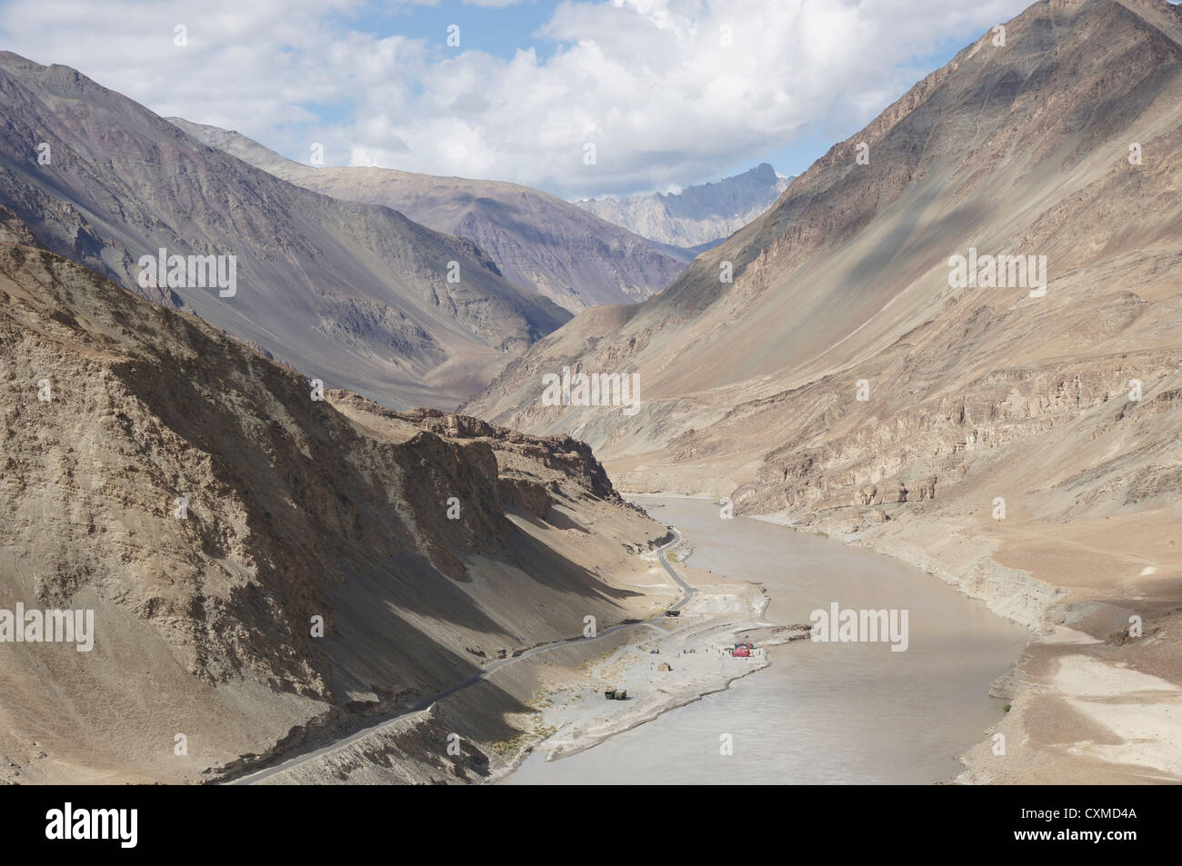 Zanskar-Fluss in der Nähe von Nimu, Srinagar-Leh-Highway, Jammu und Kaschmir, Indien Stockfoto