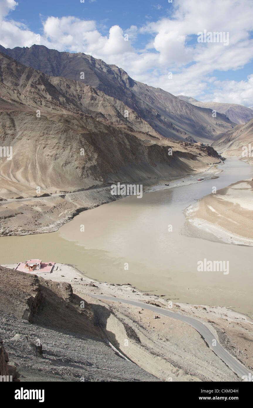Indus Fluß (links) trifft Zanskar-Fluss in der Nähe von Nimu, Srinagar-Leh-Highway, Jammu und Kaschmir, Indien Stockfoto