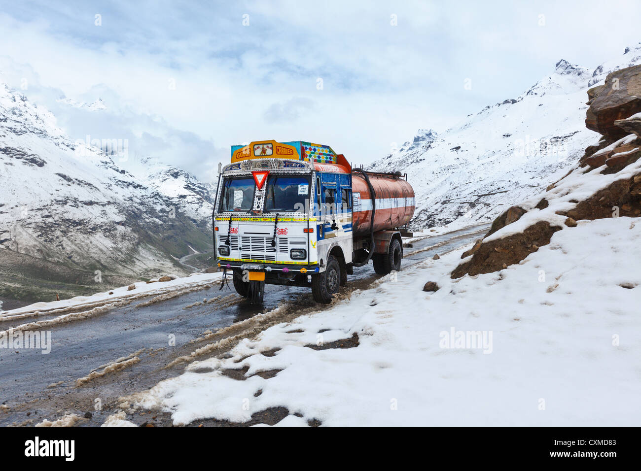 Manali-Leh-Straße im indischen Himalaya mit LKW. Himachal Pradesh, Indien Stockfoto