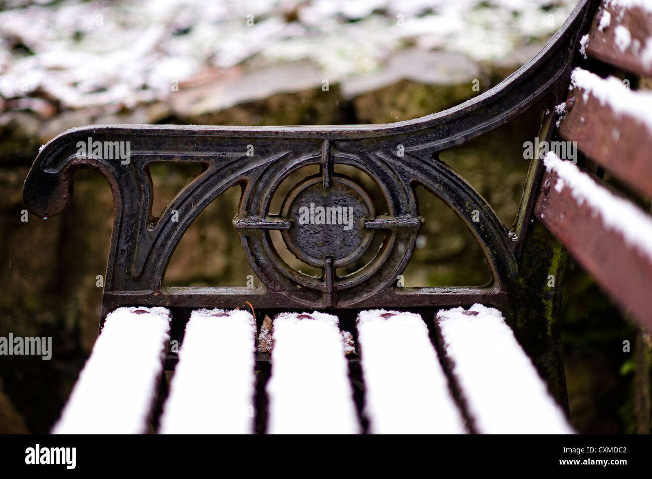 Aus Holz und Schmiedeeisen Bank im Schnee. Stockfoto