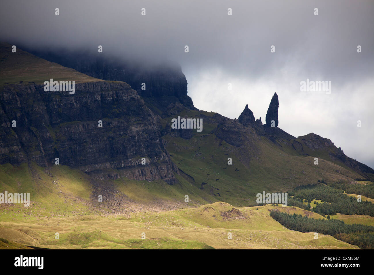 Isle Of Skye, Schottland. Dramatischen Blick auf die Storr-Hügel und der Old Man of Storr auf der nordöstlichen Küste der Insel Skye. Stockfoto