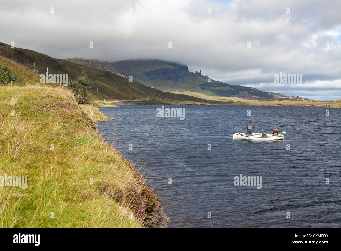 Isle Of Skye, Schottland. Malerische Aussicht auf Fischer Fliegenfischen auf Loch Fada an der nordöstlichen Küste der Insel Skye. Stockfoto