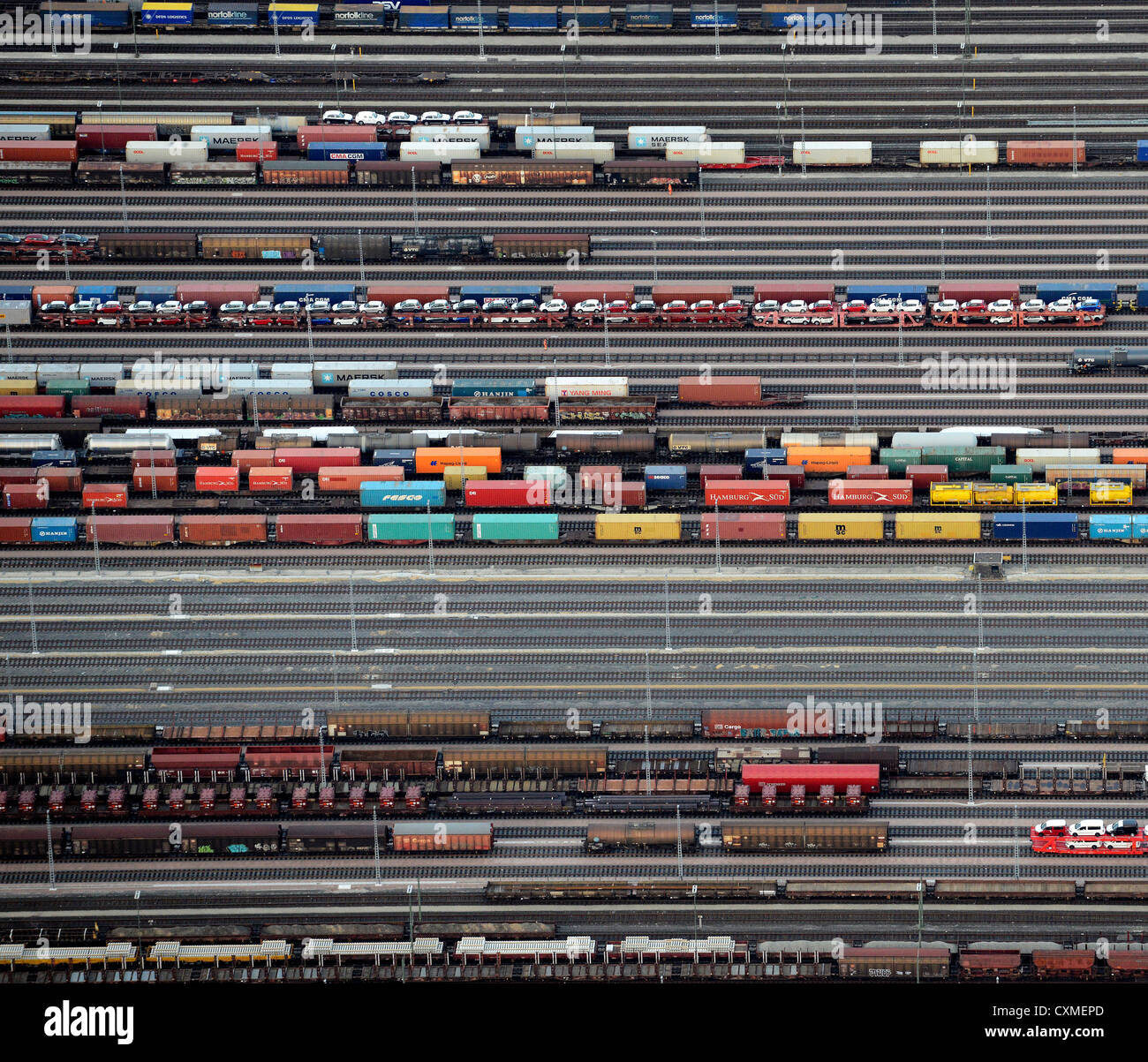 Fahrzeuge und Container sind auf Güterzüge auf der Eisenbahn Rangierbahnhof in Maschen, in der Nähe von Hamburg, Deutschland, am 23. September geladen Stockfoto