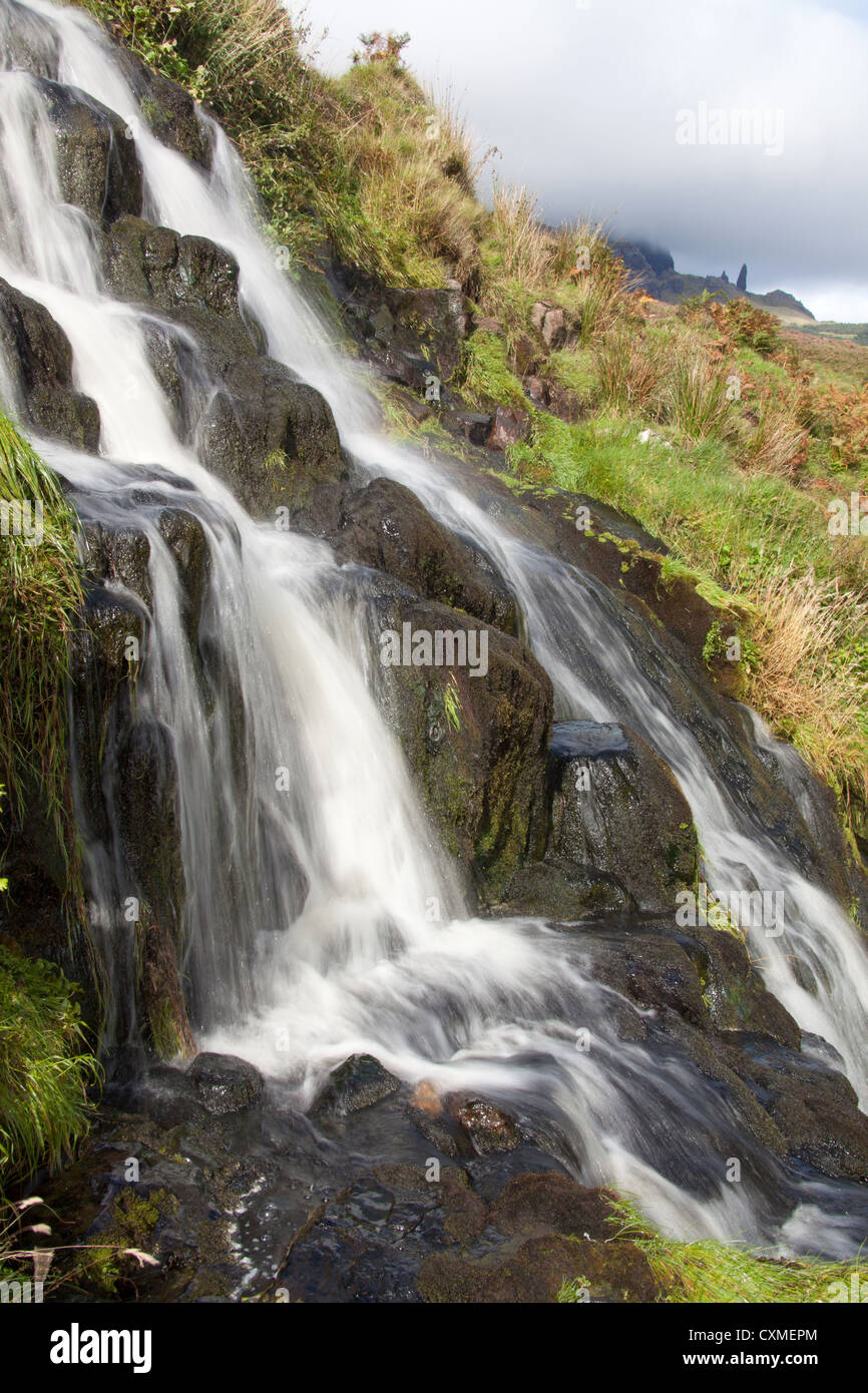 Isle Of Skye, Schottland. Malerischer Blick auf einen Wasserfall auf der Nord-Ost-Küste Skye. Stockfoto