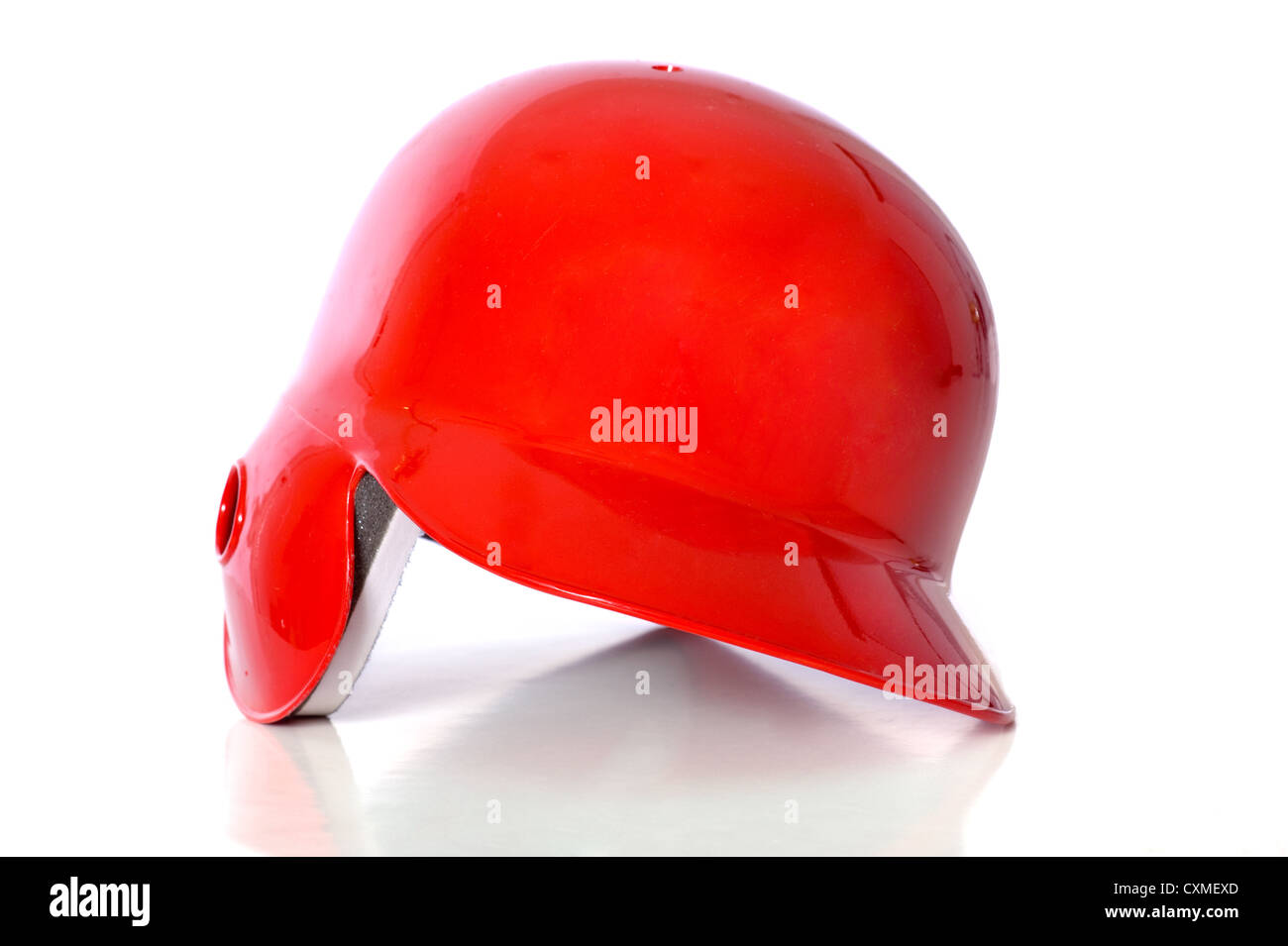 Rote Baseball Helm auf weißem Hintergrund mit textfreiraum auf Helm Stockfoto
