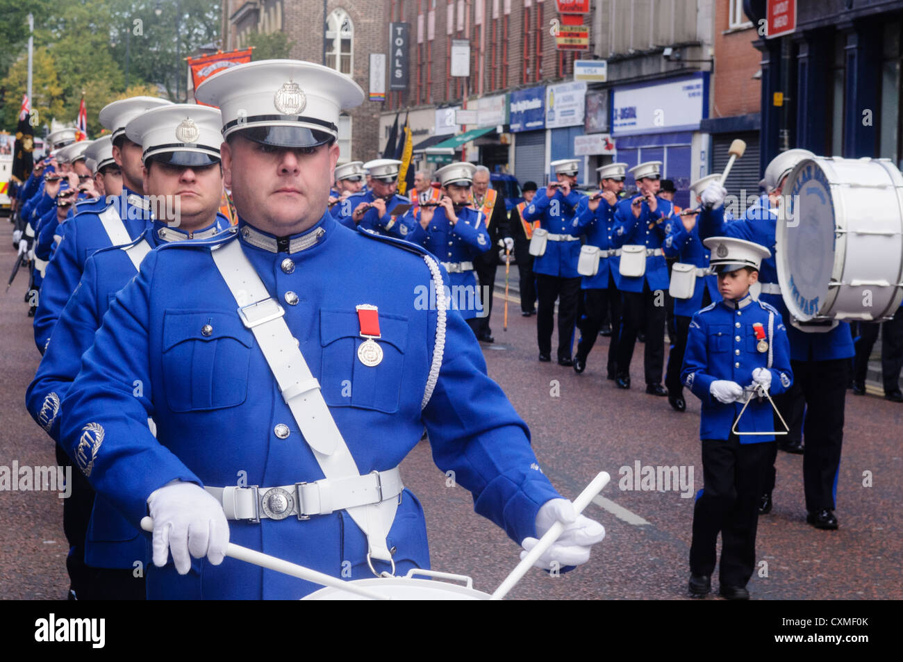 Millar Memorial Flute Band marschiert auf einer Straße in Belfast während einer Parade der Oranier-Orden Stockfoto