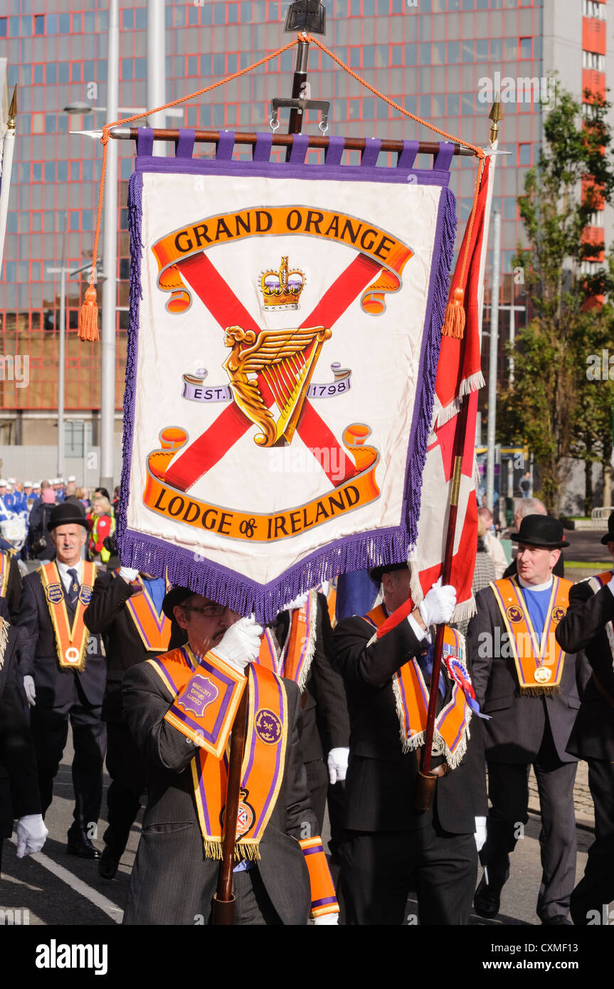 Banner der Grand Orange Lodge of Ireland während einer Orange-Parade in Belfast Stockfoto