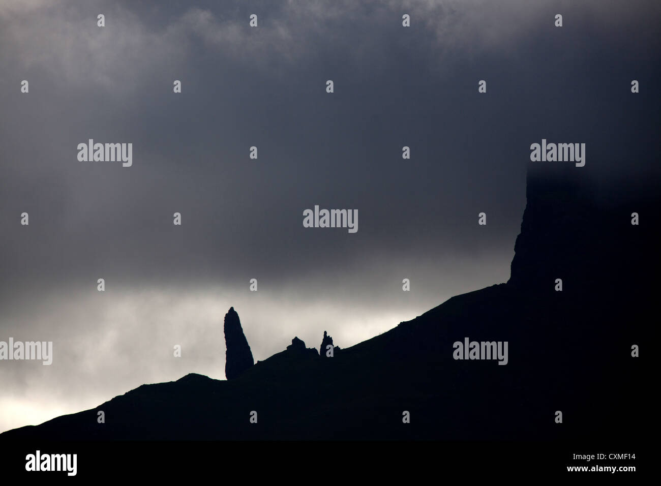 Isle Of Skye, Schottland. Dramatischen Silhouette Blick auf dem Storr-Hügel und der Old Man of Storr auf der nordöstlichen Küste der Insel Skye. Stockfoto