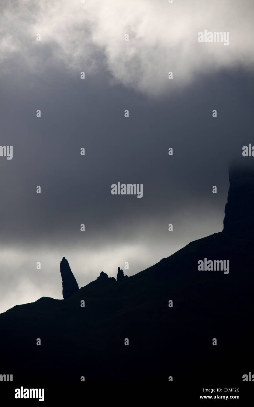 Isle Of Skye, Schottland. Dramatischen Silhouette Blick auf dem Storr-Hügel und der Old Man of Storr auf der nordöstlichen Küste der Insel Skye. Stockfoto