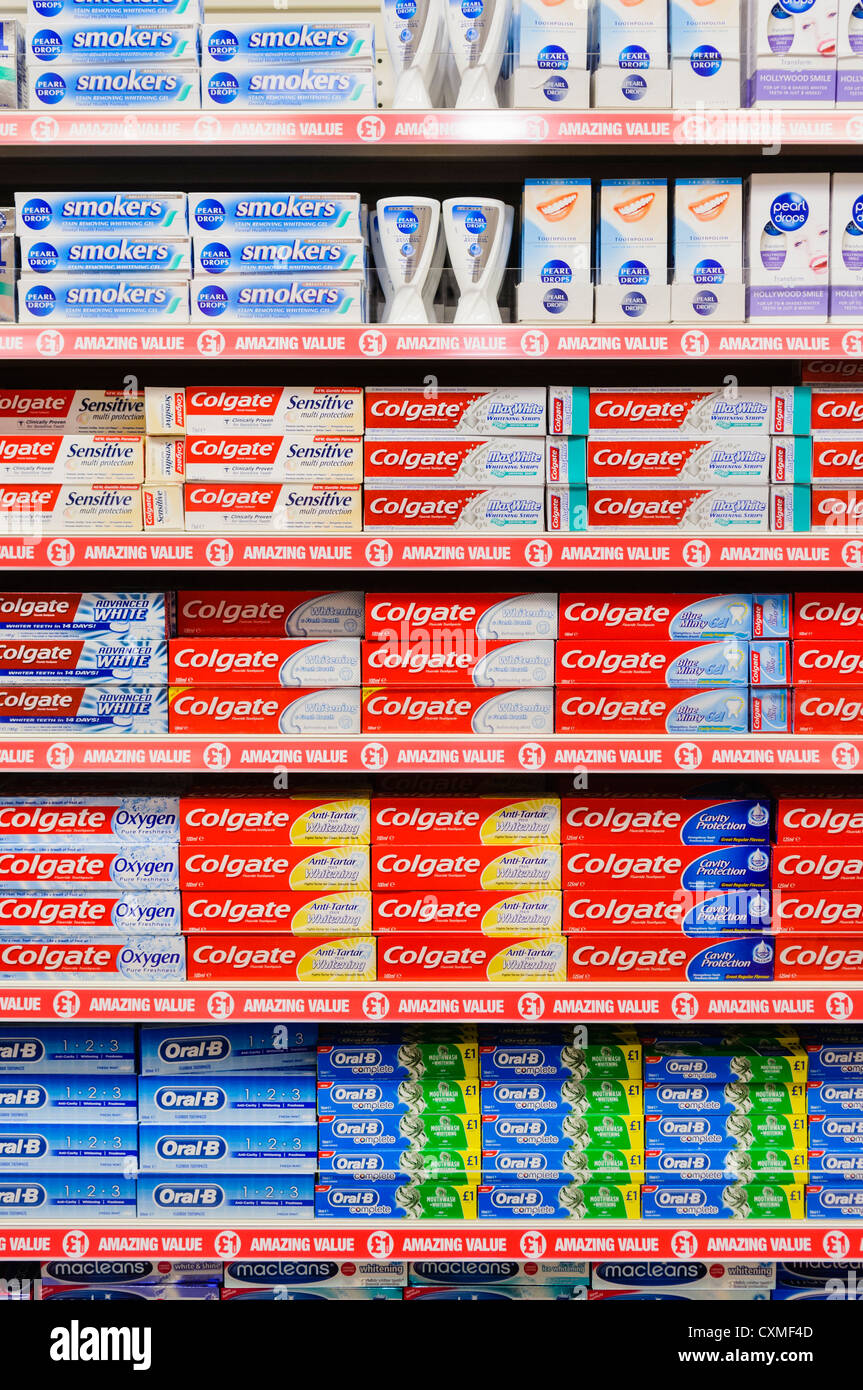 Auswahl der Zahnpasta auf den Verkauf in den Regalen im Ladengeschäft Poundland zu speichern. Stockfoto