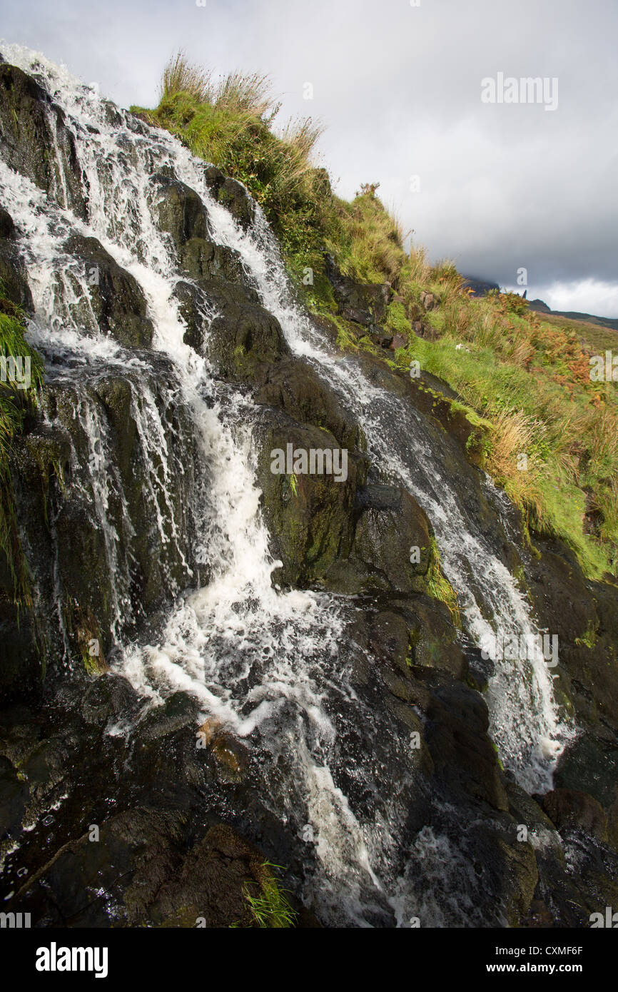 Isle Of Skye, Schottland. Malerischer Blick auf einen Wasserfall auf der Nord-Ost-Küste Skye. Stockfoto