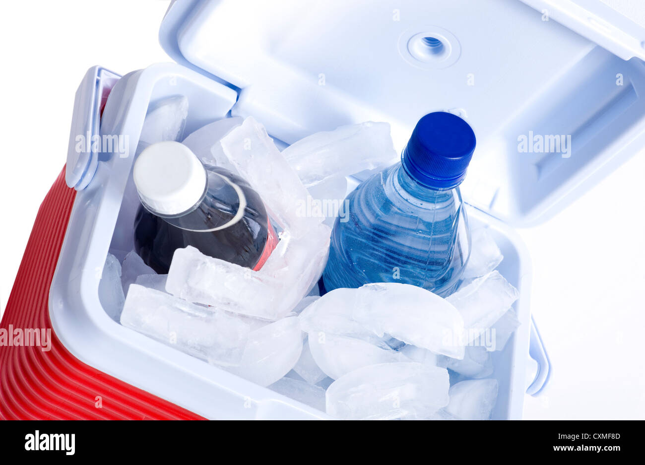Eine kleine Kühlbox oder Kühltasche mit trinken eine Cola und eine Flasche Wasser Stockfoto