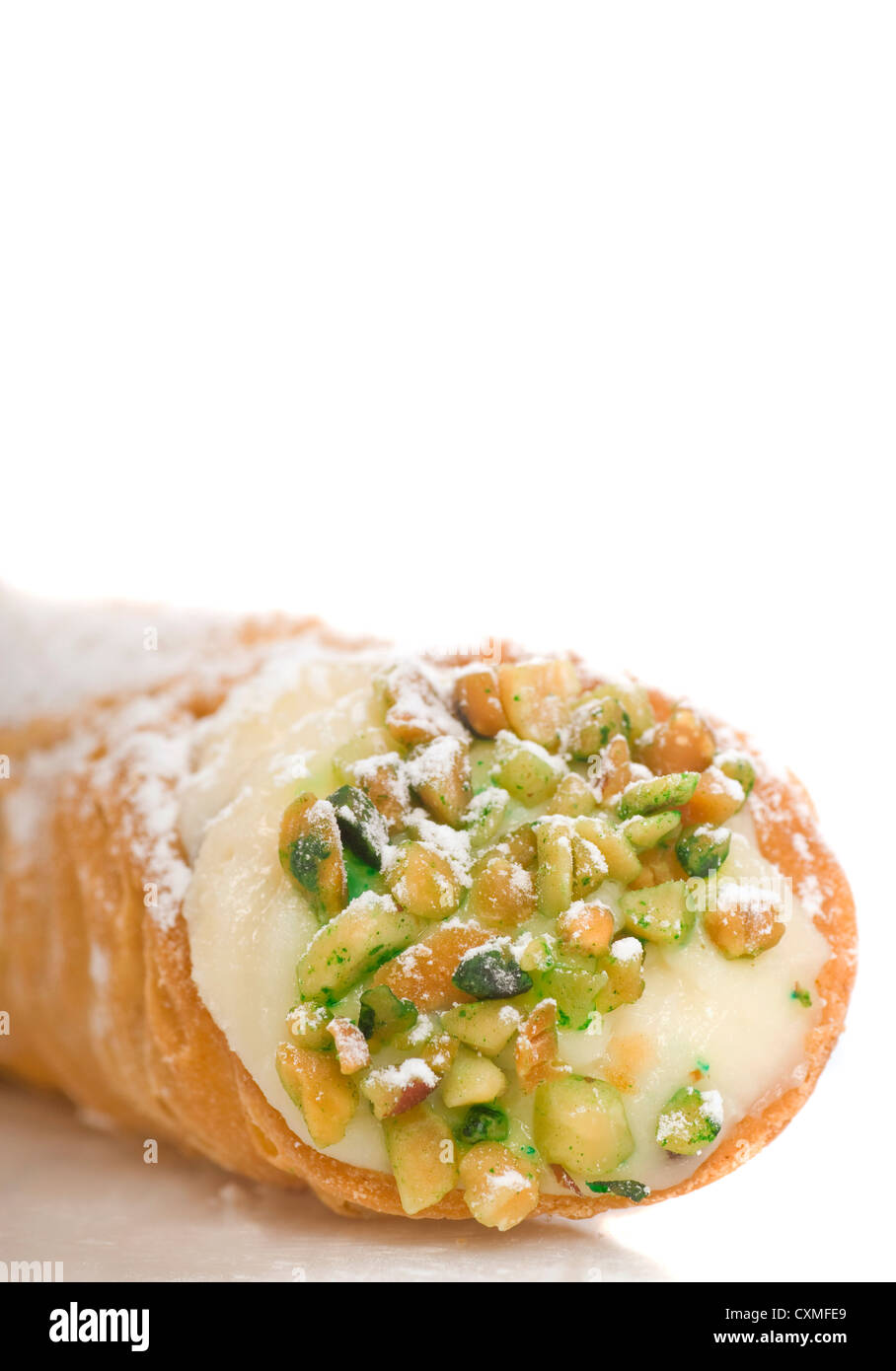 Frisch gebackene italienische Cannoli mit Pistazien auf weiß ...