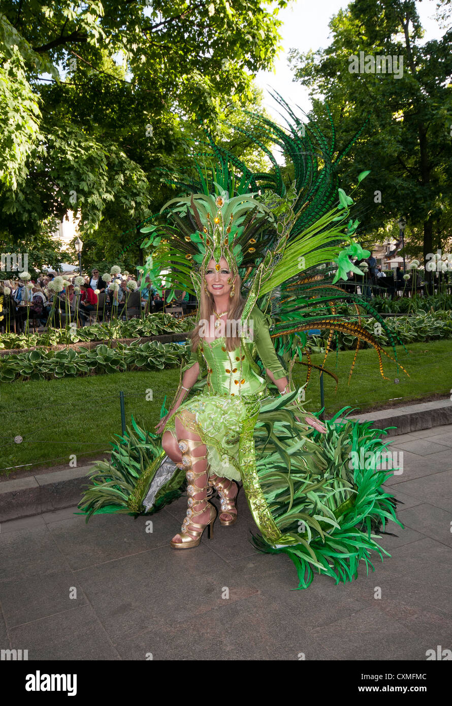 Lady zeigt sich ihr Karnevalskostüm an der Helsinki-Samba-Karneval in Esplanadi Park, Helsinki Stockfoto