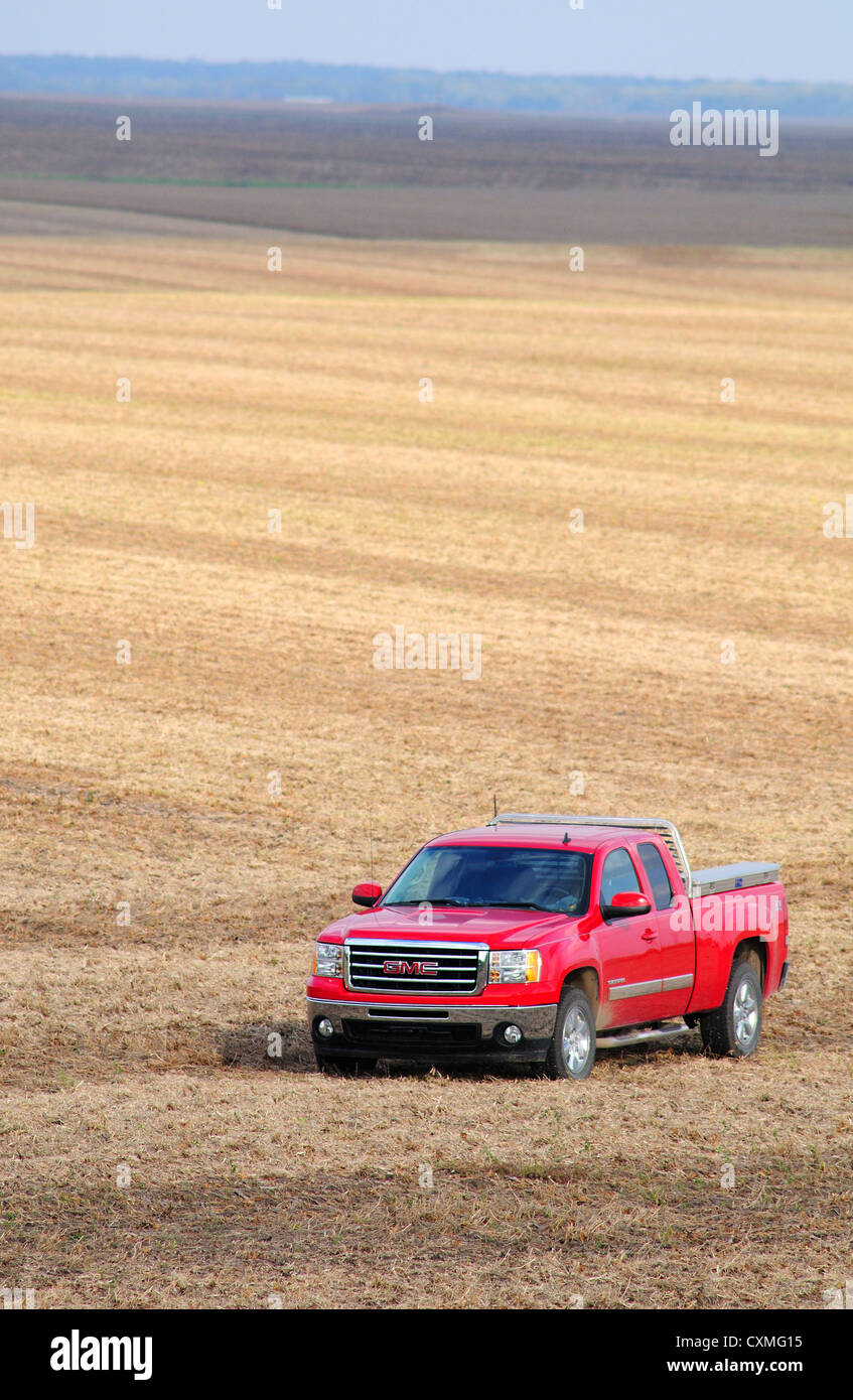 Ein roter GMC Sierra Pickup in einem Feld geernteten Sojabohnen Stockfoto