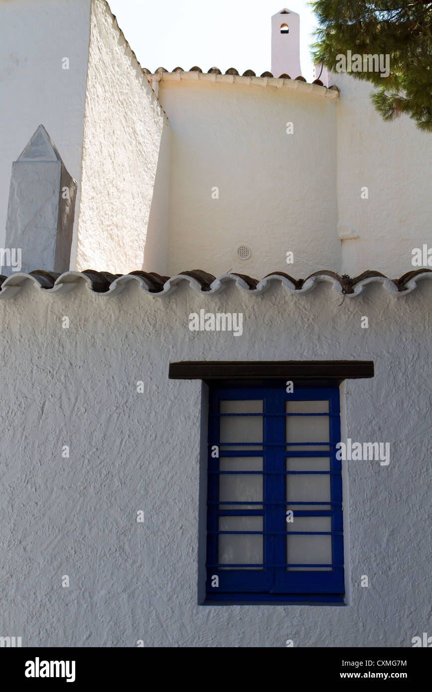 Blau lackierten Fensterrahmen in weiß strukturiert Wand Stockfoto