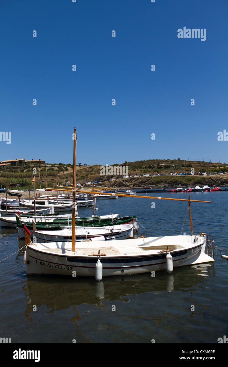 Boote im Hafen in Portlligat Cadaques Costa Brava - Spanien Stockfoto