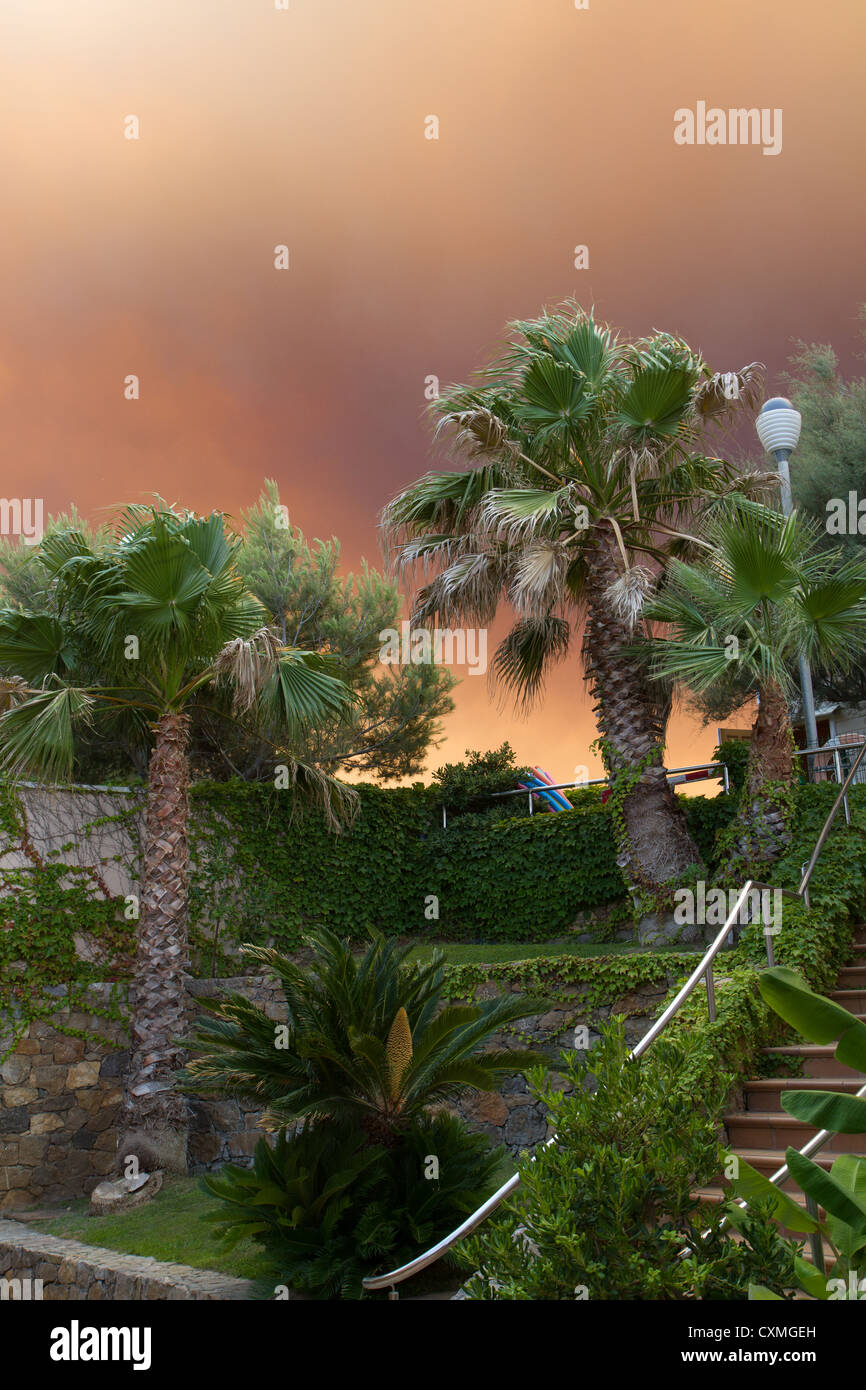 Forrest Feuer in Spanien macht einen dramatischen Himmel über ein Parc Urlaub an der Costa brava Stockfoto