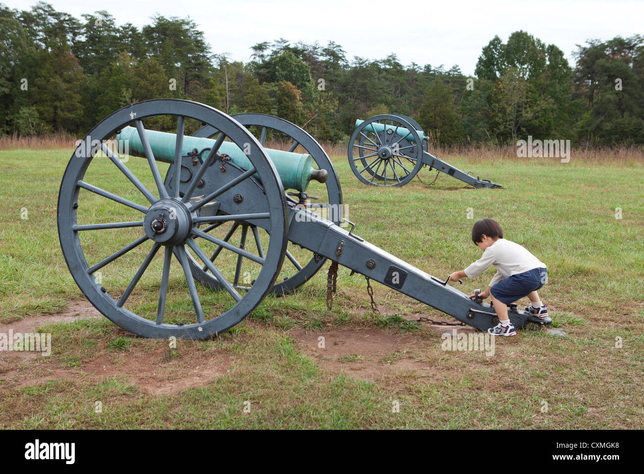 Asiatische junge spielt auf einer amerikanischen Bürgerkrieg-Kanone Stockfoto