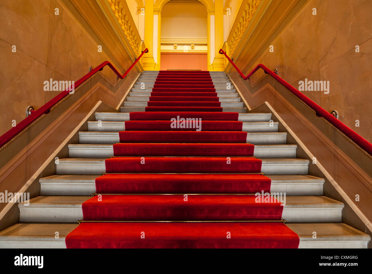 Marmortreppe mit rotem Teppich Stockfoto