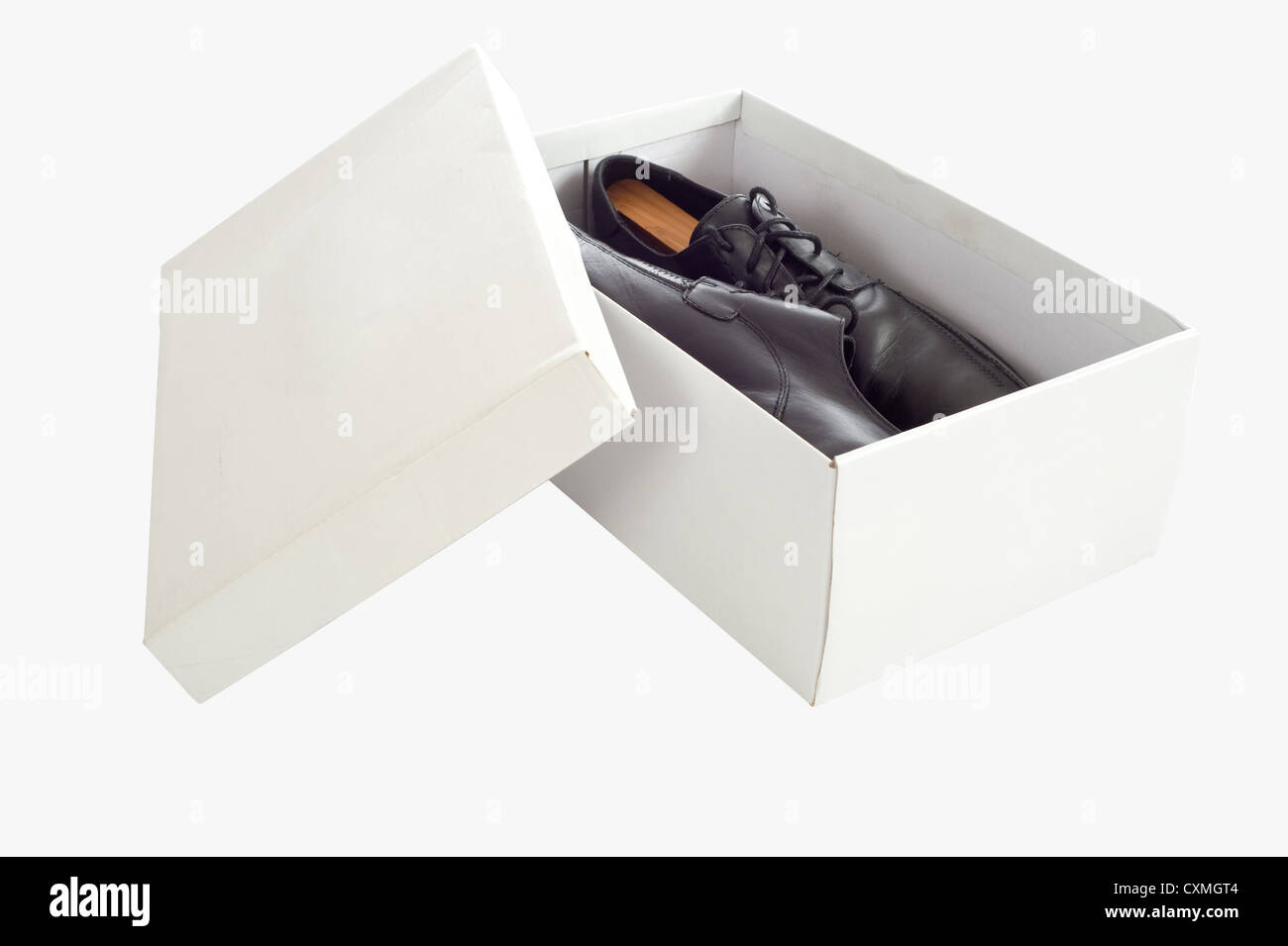 Ein paar Herren Schuhe in einem weißen Kasten mit textfreiraum auf der Box auf einem weißen Hintergrund Stockfoto