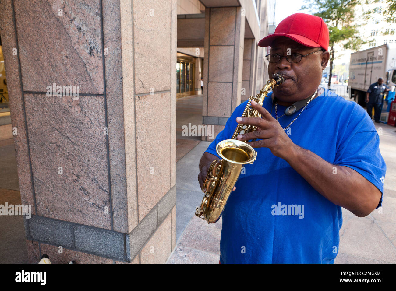 Afrikanische amerikanische Mann spielt eine Mini-Saxophon Stockfoto