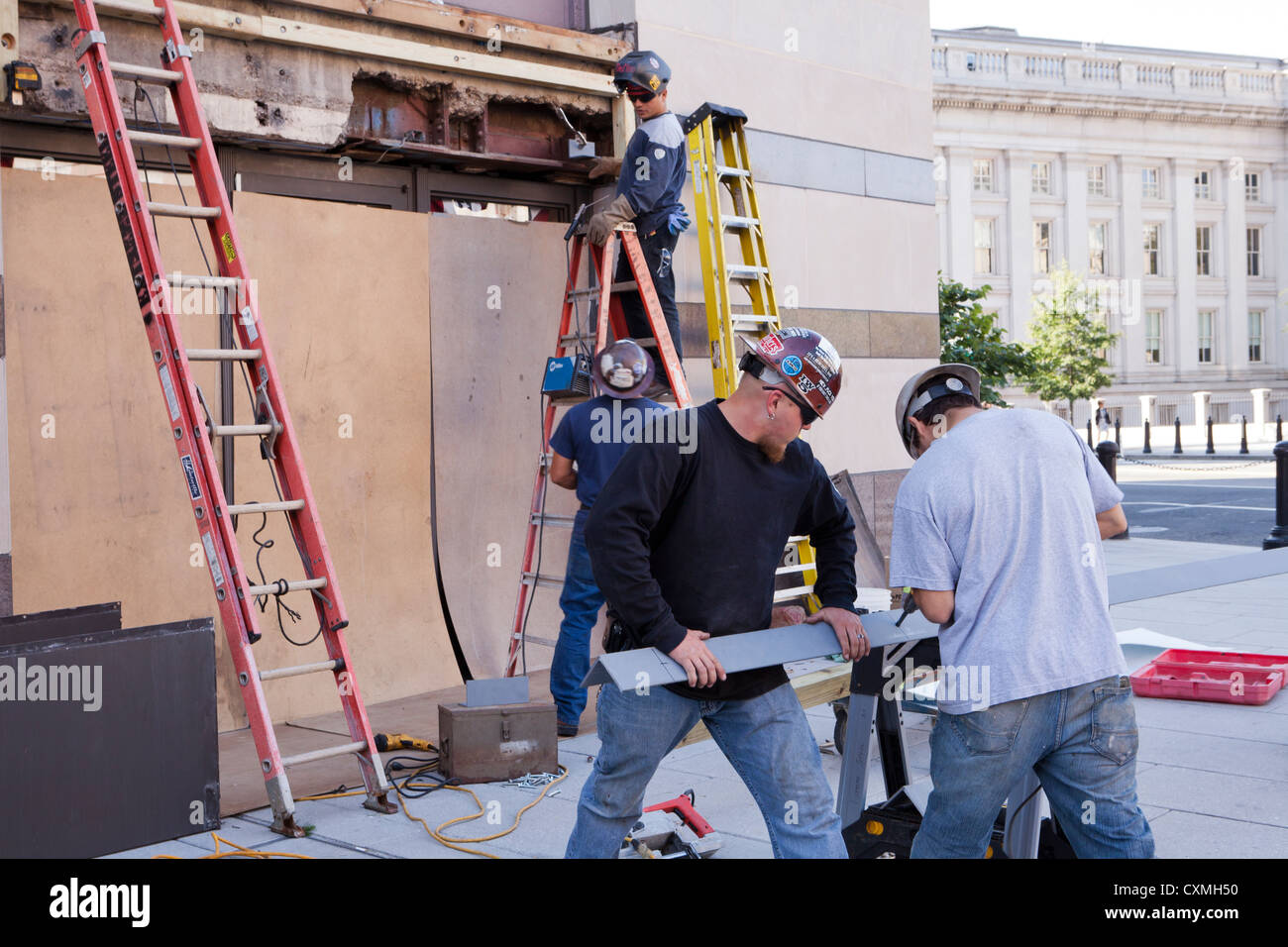 Bauarbeiter, die Reparatur der Fassade des Gebäudes - Washington, DC USA Stockfoto