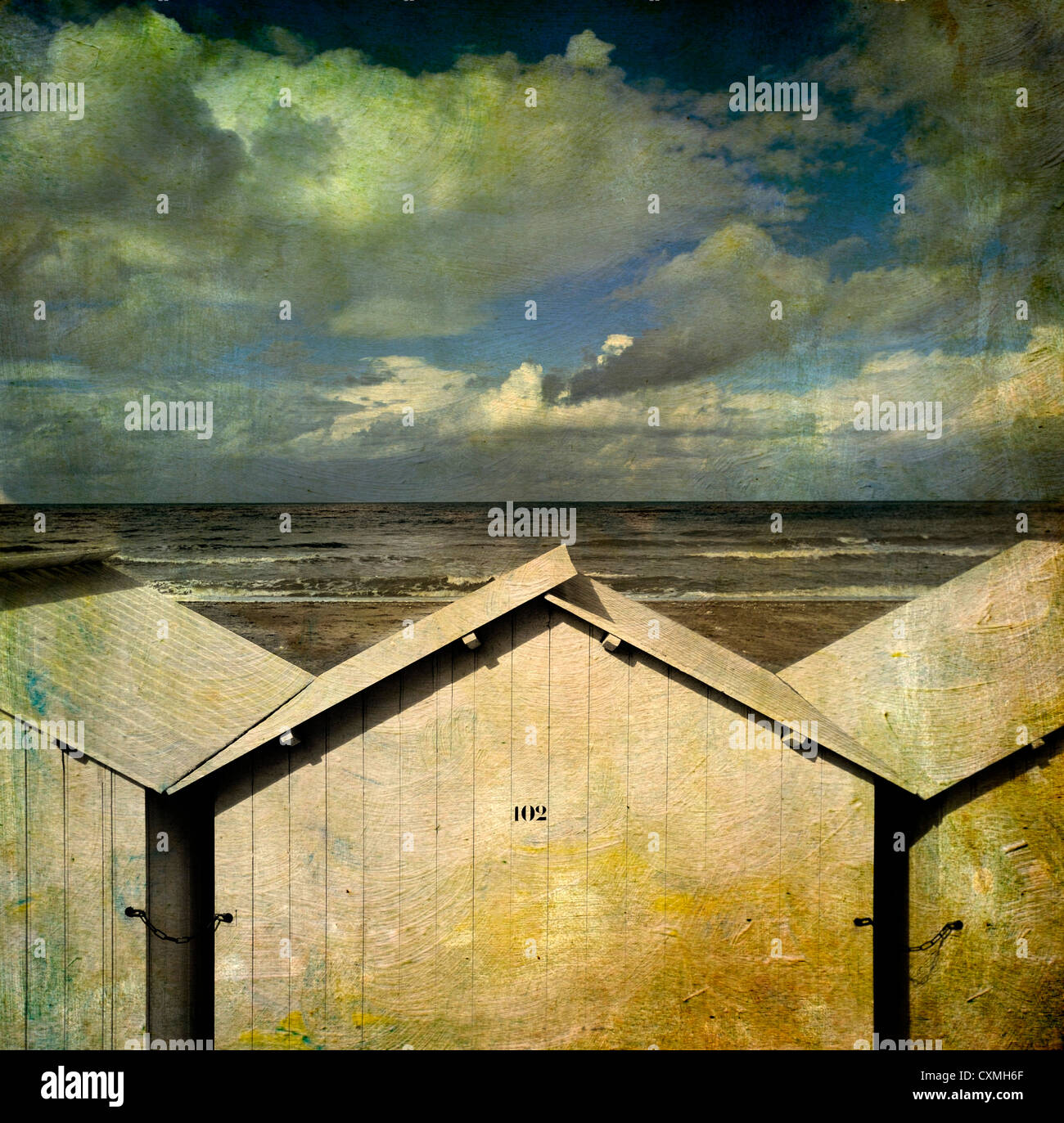 Strand Hütten unter Gewitterhimmel, Vintage-Look - strukturierte Effekt-Grafik Stockfoto