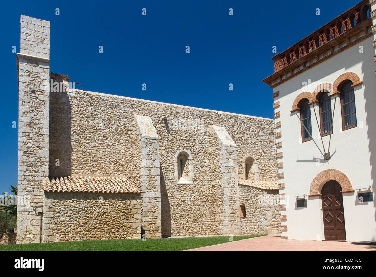 Alte Kirche im Dorf Sant Martí d'Empúries Costa Brava in Spanien Stockfoto