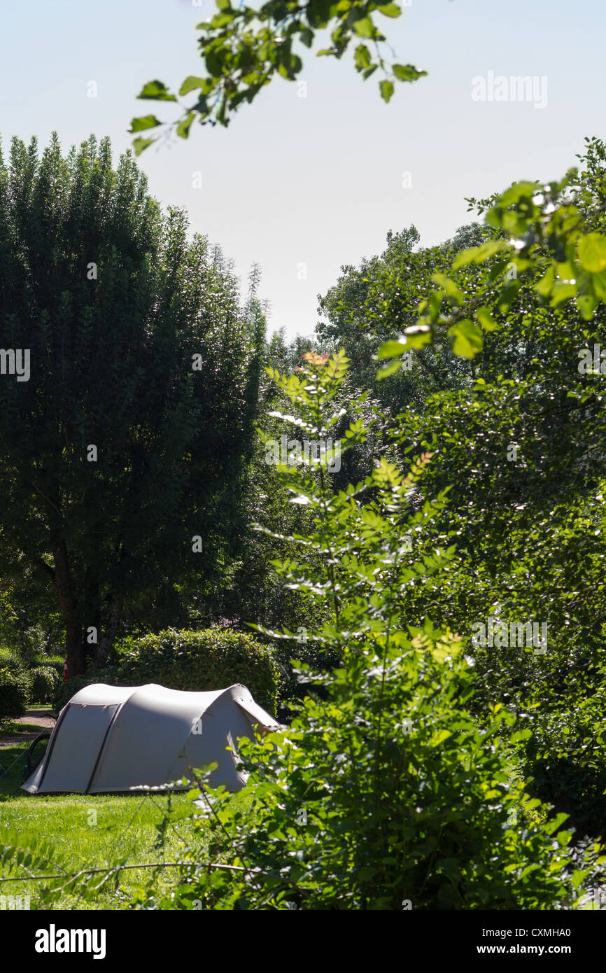 Kleines Zelt im schönen sonnigen Grünanlage Stockfoto