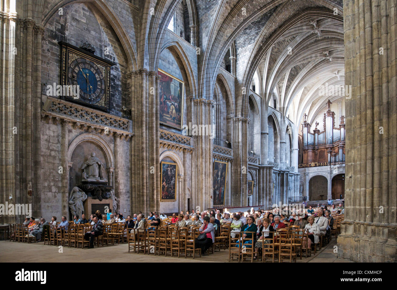 Menschen / Anbeter in St. Andre Cathedral, Bordeaux, Frankreich - in der City centre Stockfoto