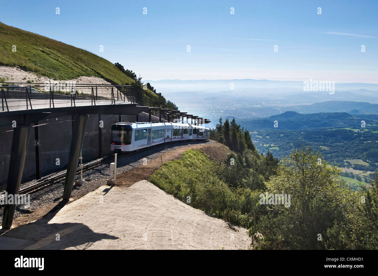 Touristische Zug in Richtung auf den Gipfel des Puy de Dome Vulkans in den Park regionalen der Auvergne Vulkanen, Frankreich Stockfoto