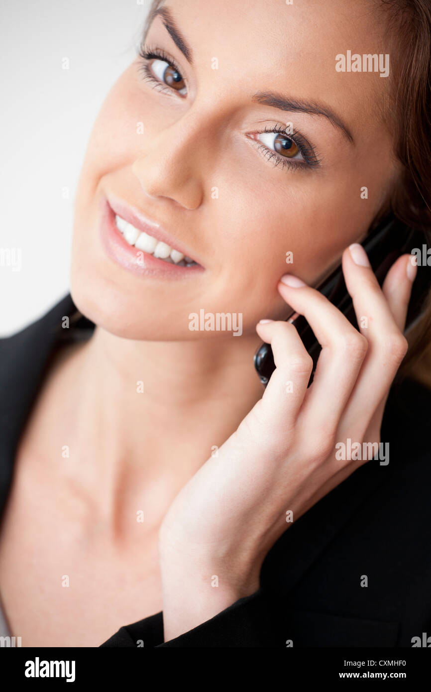 Frau auf einem Mobiltelefon Stockfoto