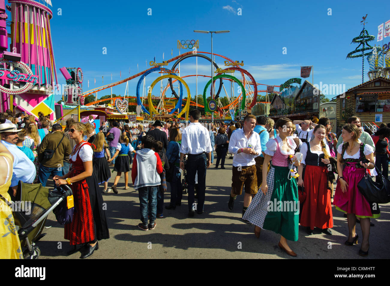 Panoramablick auf Straßenszene am weltweit größten Bierfest "Oktoberfest München", Deutschland, Bayern Stockfoto
