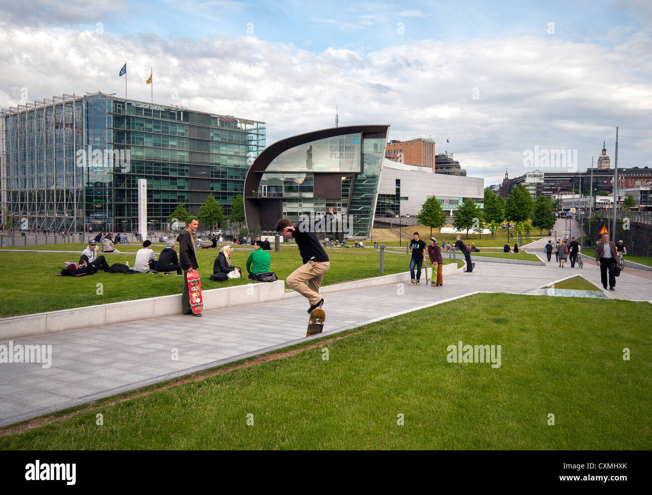 Jugendliche vor dem Museum der zeitgenössischen Art Kiasma und Helsinki Sanomat Gebäude skateboarding Stockfoto