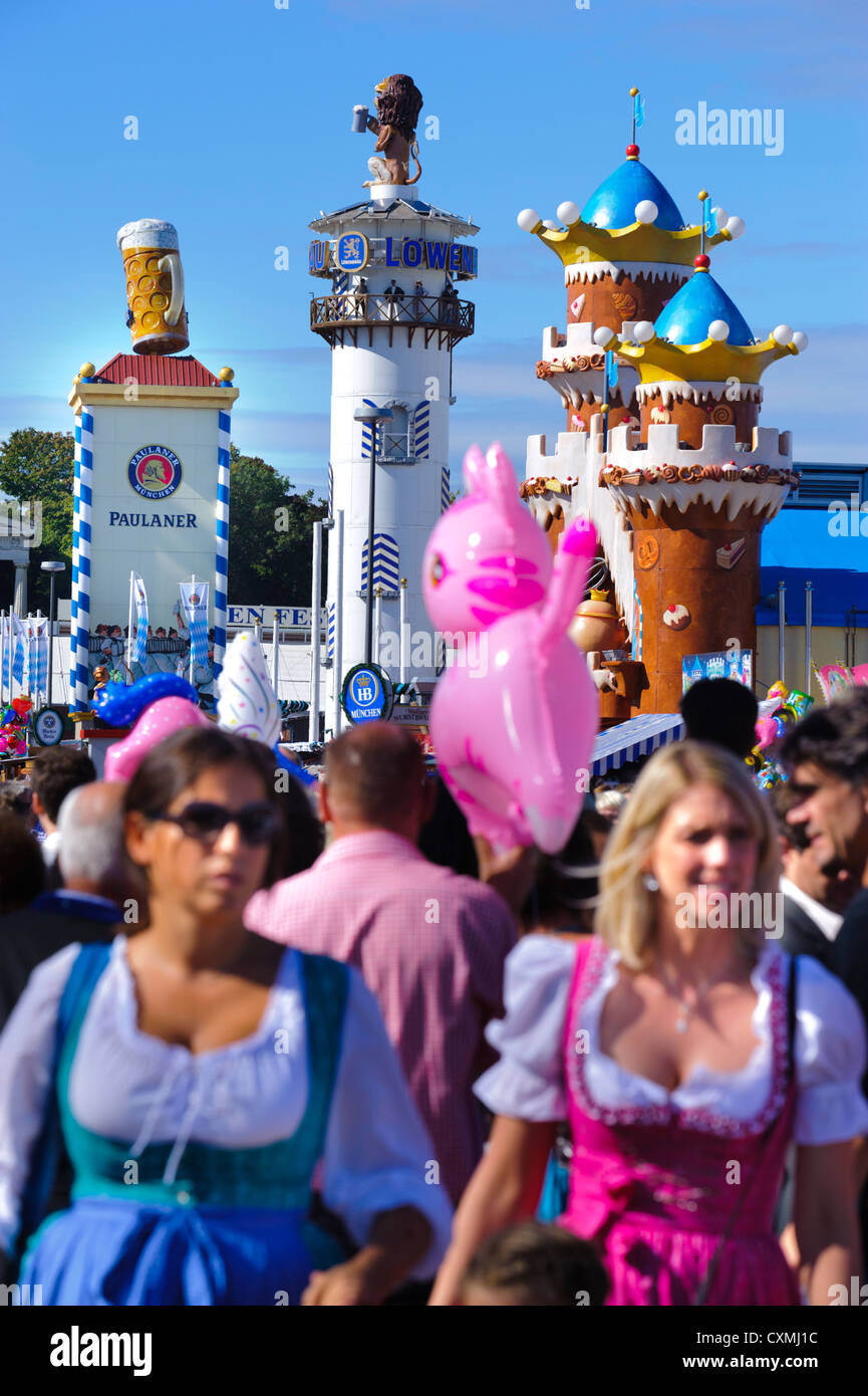 Panoramablick auf Straßenszene am weltweit größten Bierfest "Oktoberfest München", Deutschland, Bayern Stockfoto