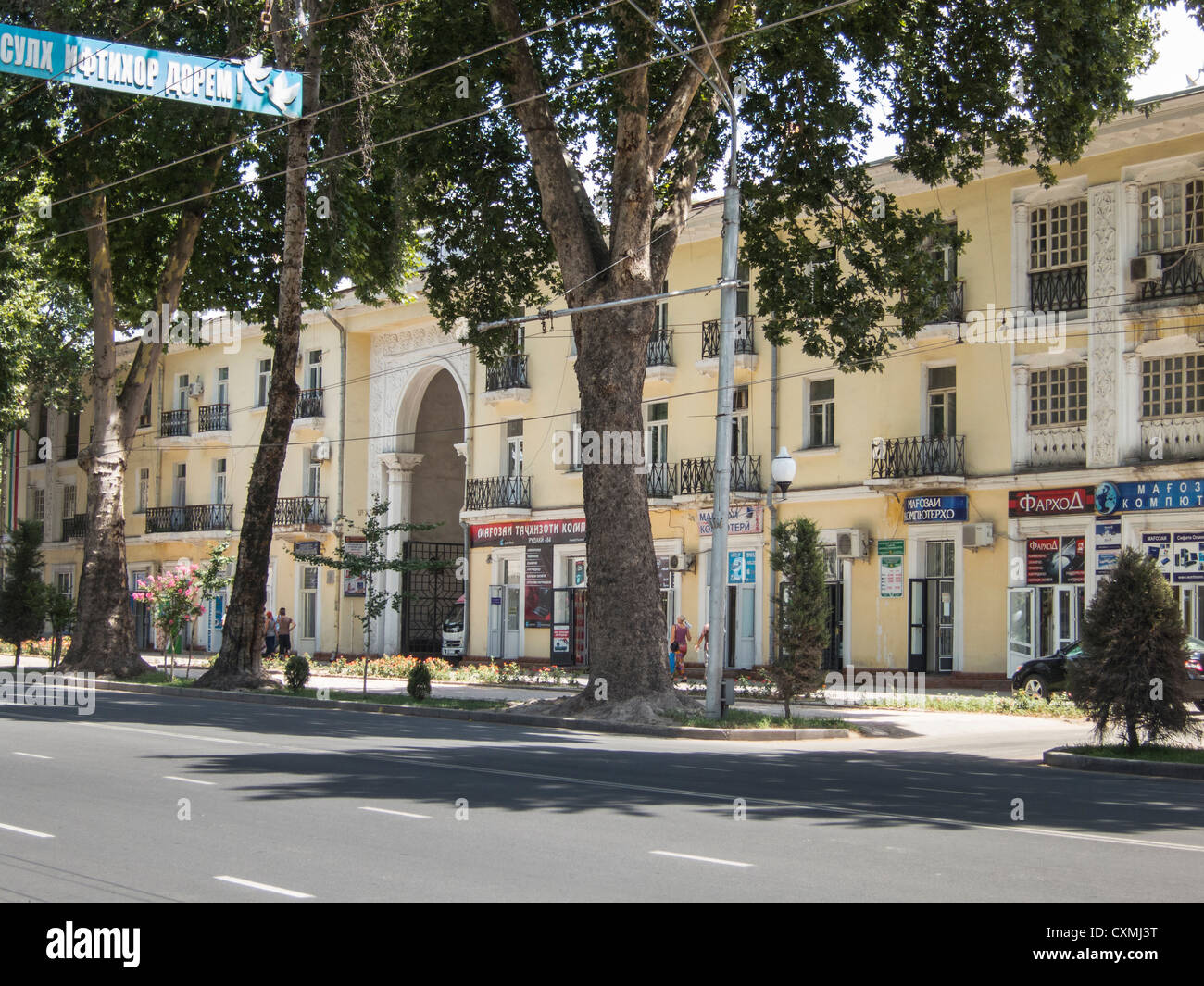 Sowjet-Ära Mischnutzung Gebäude auf Rudaki Street, Duschanbe, Tadschikistan Stockfoto