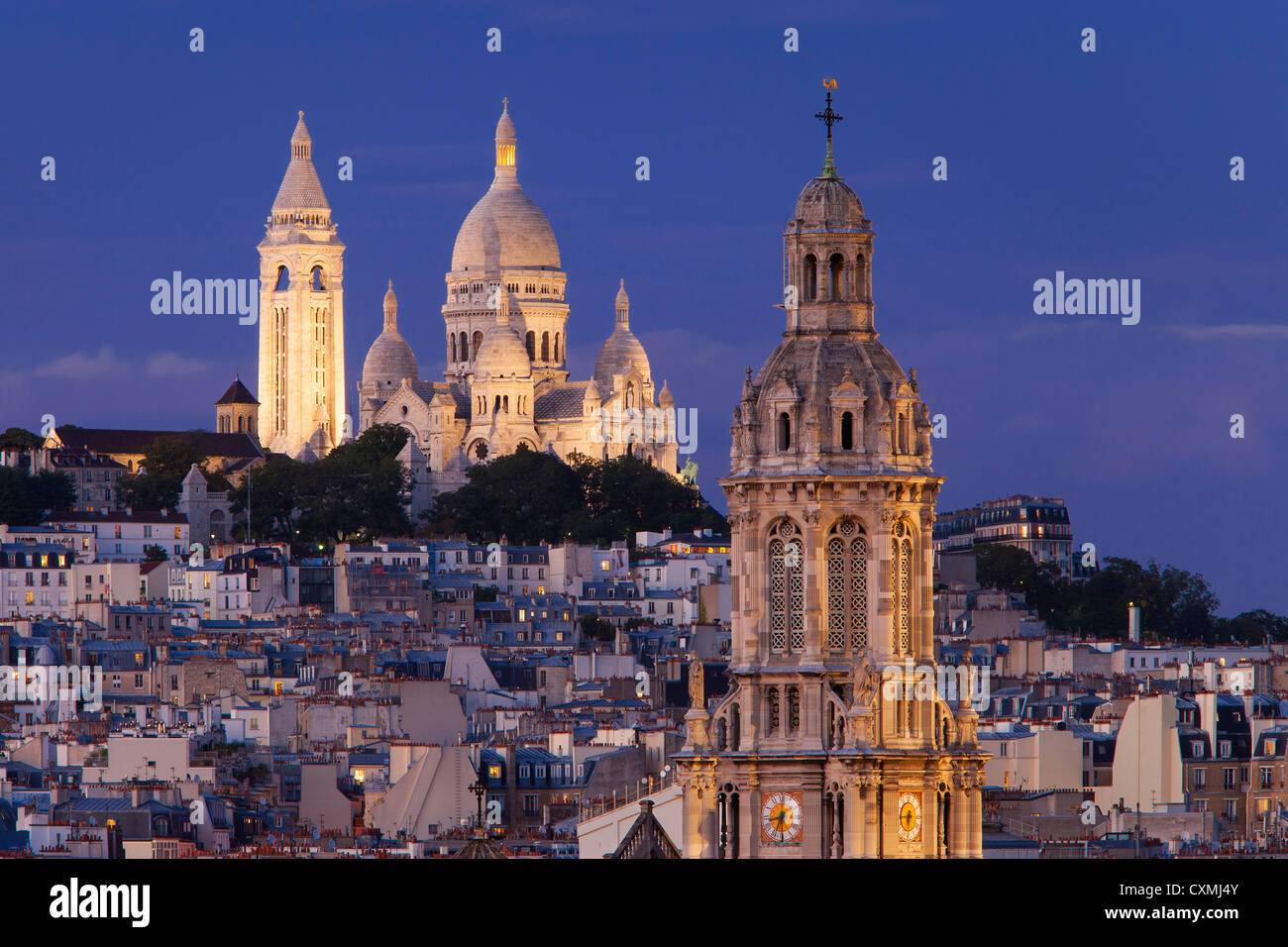Turm der Trinite d' Estienne d' Orves Kirche Sacre Coeur in der Dämmerung, Paris Frankreich Stockfoto