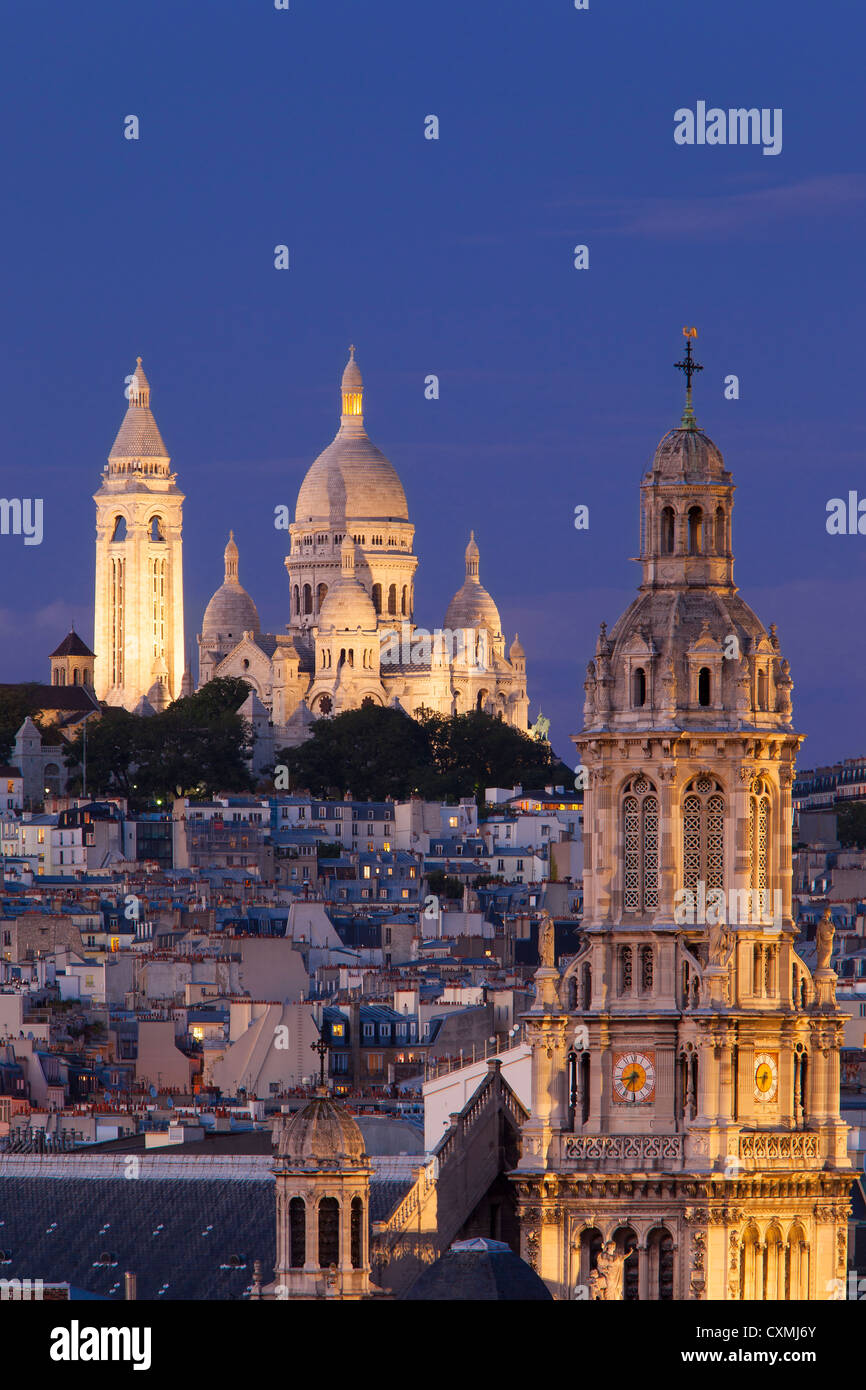 Turm der Trinite d' Estienne d' Orves Kirche Sacre Coeur in der Dämmerung, Paris Frankreich Stockfoto