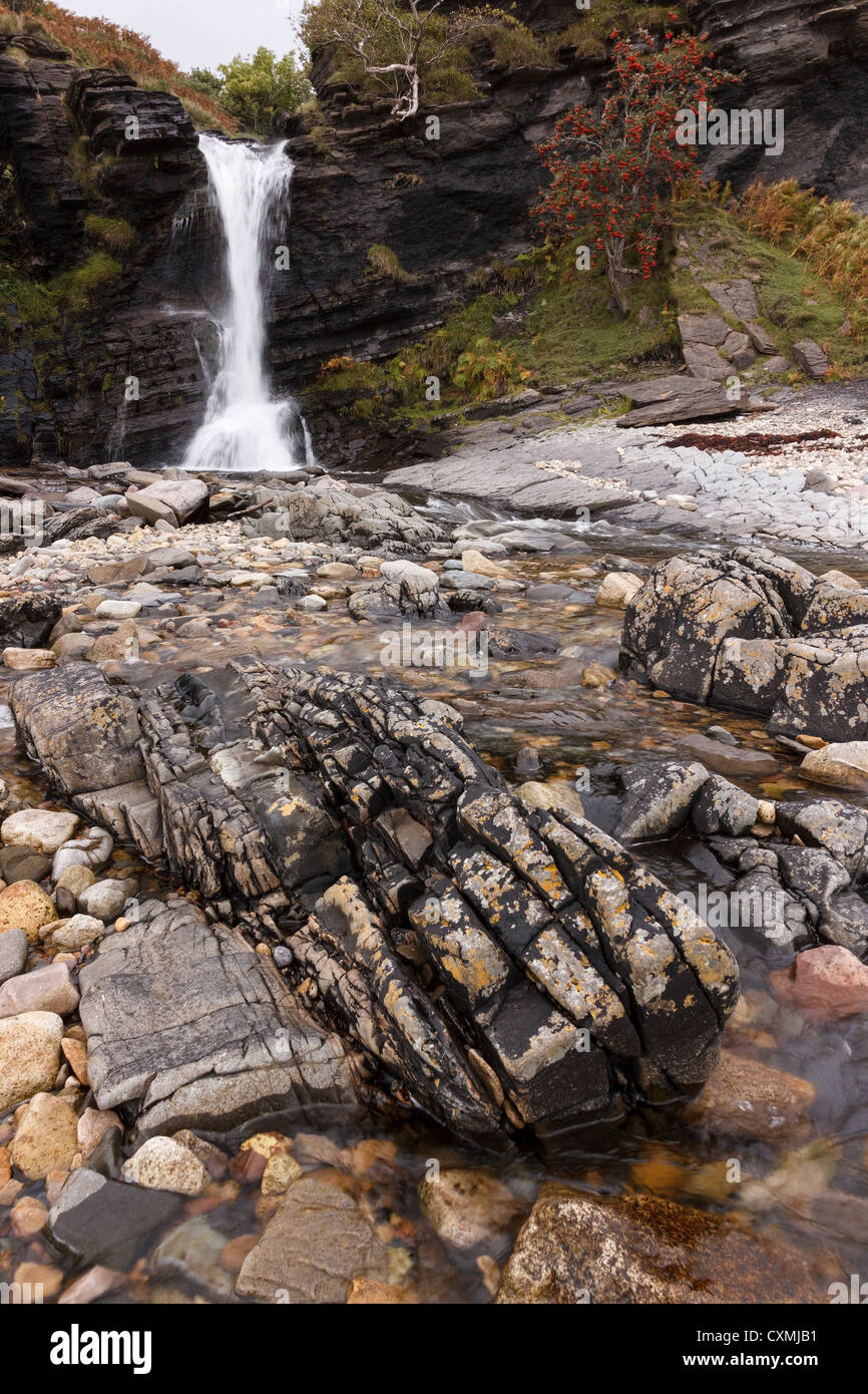 Wasserfall Allt Na Pairte Flusses, wie es erreicht die Küste bei Boreraig, Isle Of Skye, Schottland, UK Stockfoto