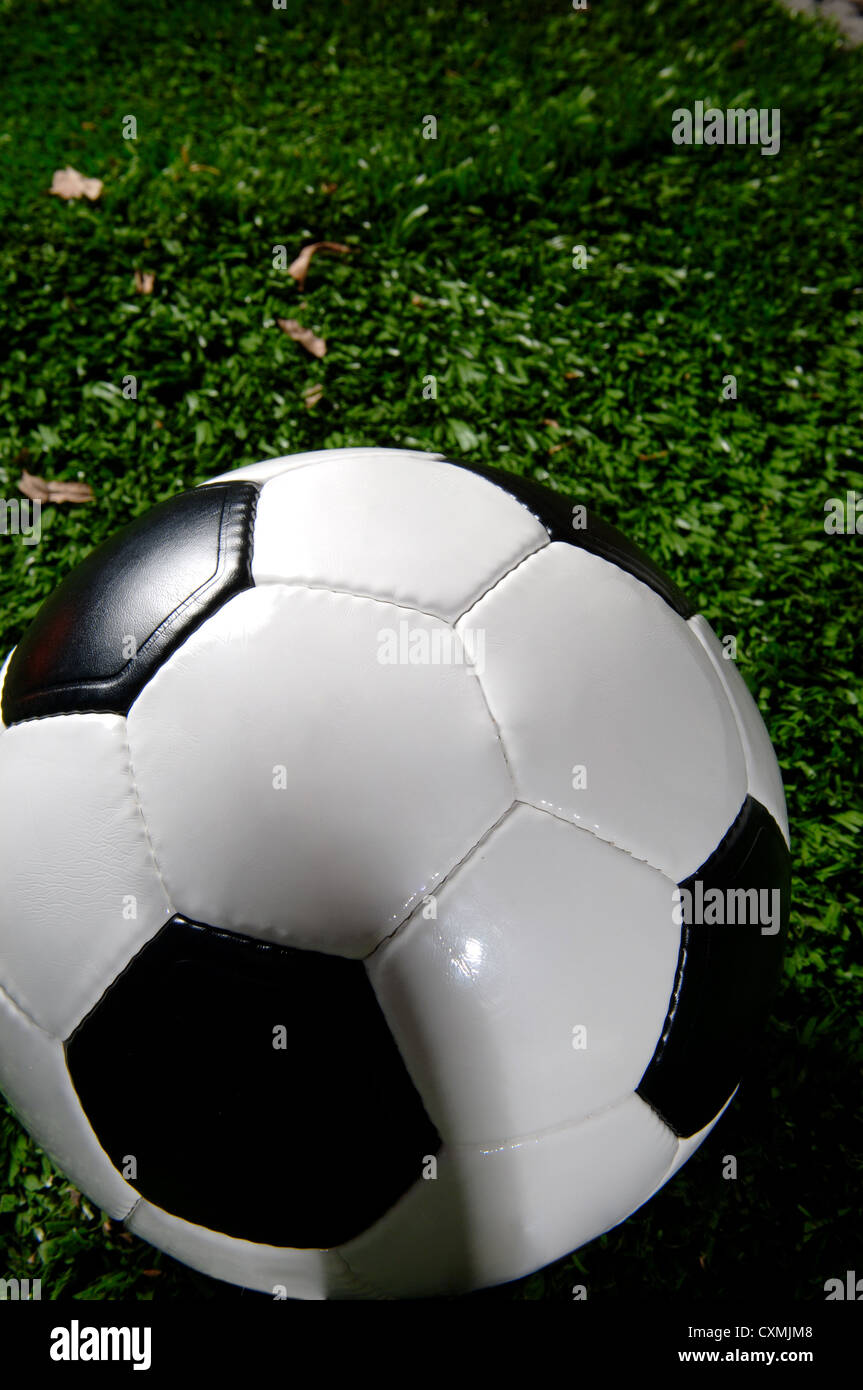 Ein Fußball oder Fußball in der Nacht auf dem grünen Rasen mit Textfreiraum Stockfoto