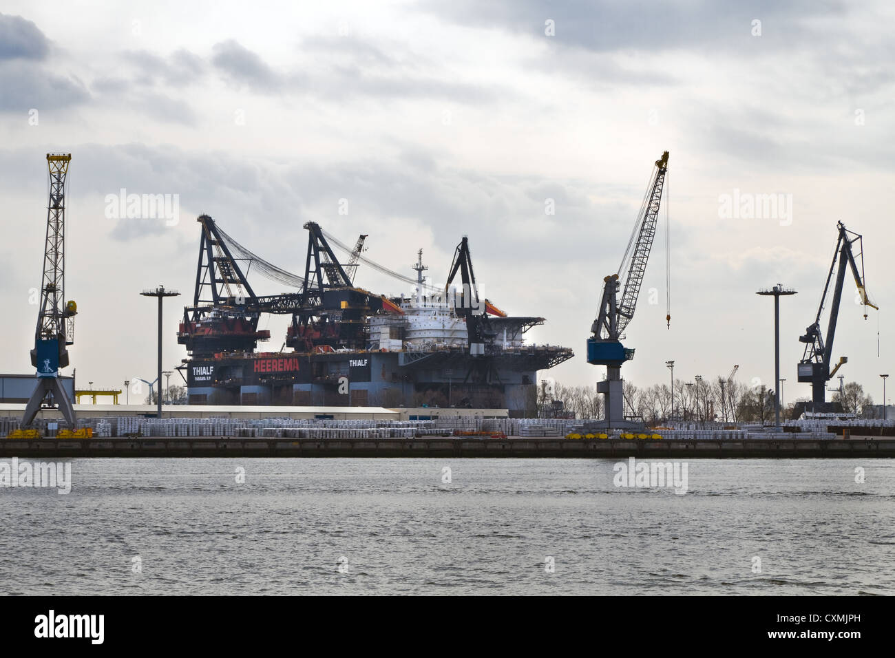 Welten größte semi-Submersible Crane Vessel Thialf zur Reparatur im Dock Verolme, Niederlande Stockfoto