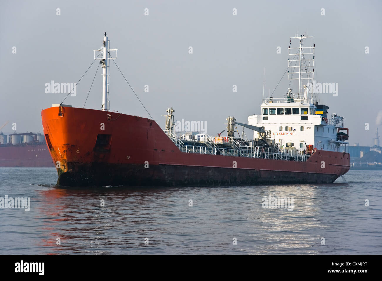 Am frühen Morgen auf dem Fluss mit Chemie- und Produkt Träger oder Tanker kommen in port Stockfoto