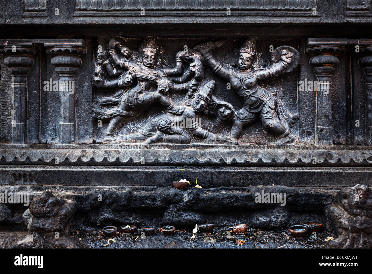 Bas-Relief Darstellung Durga slaying Dämon (Maheeshasuramardin ich). Brihadishwara-Tempel. Thanjavur (Thanjavur), Tamil Nadu, Indien. T Stockfoto