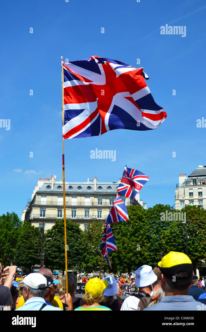 Britische Radsport-Fans versammeln sich um Sieg auf der Champs-Elysées, Paris, beim Finale der Tour de France 2012 zu feiern. Stockfoto