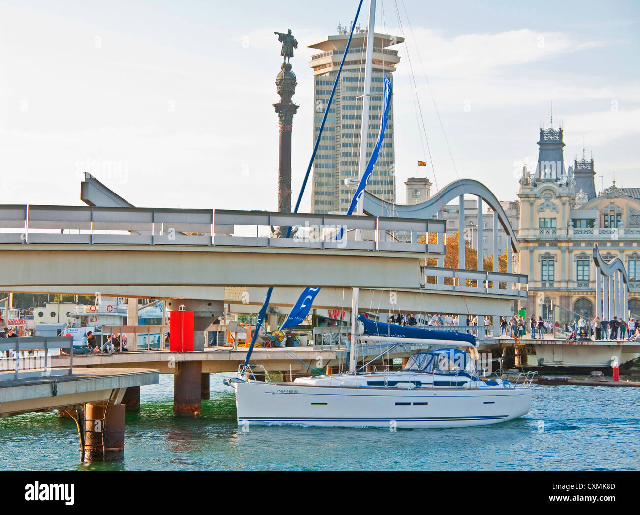 Rambla del Mar Fußgängerbrücke bei Barcelonas Port Vell Eröffnung für Segelboot, Darsena Nacional Marina zu verlassen Stockfoto