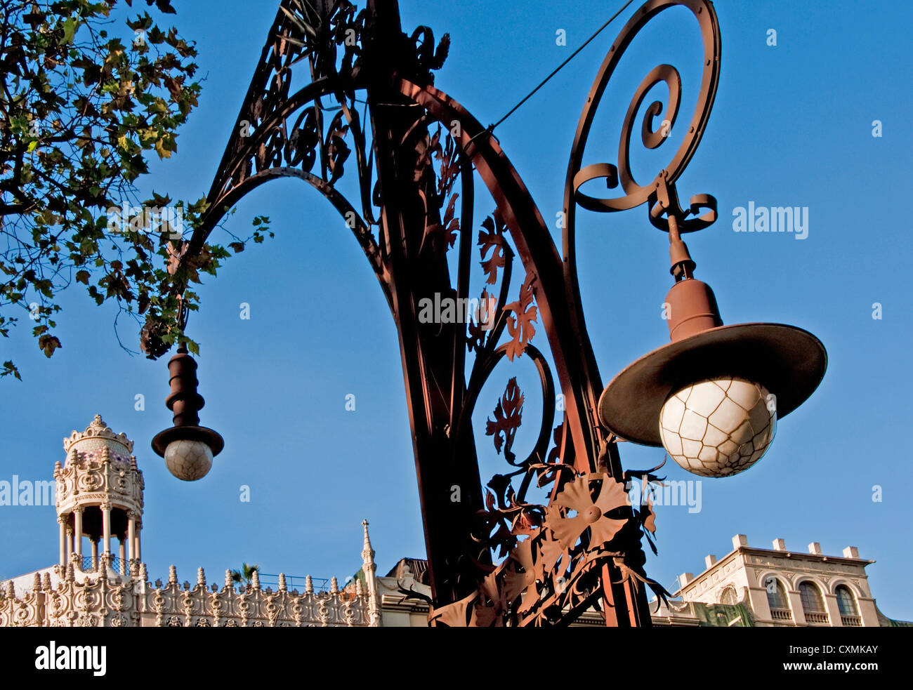 Reich verzierte Laternenpfahl und Architektur Barcelonas Passeig de Gracia Stockfoto